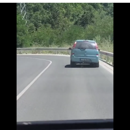 Водач на Опел бе заснет да шофира със спукана гума
