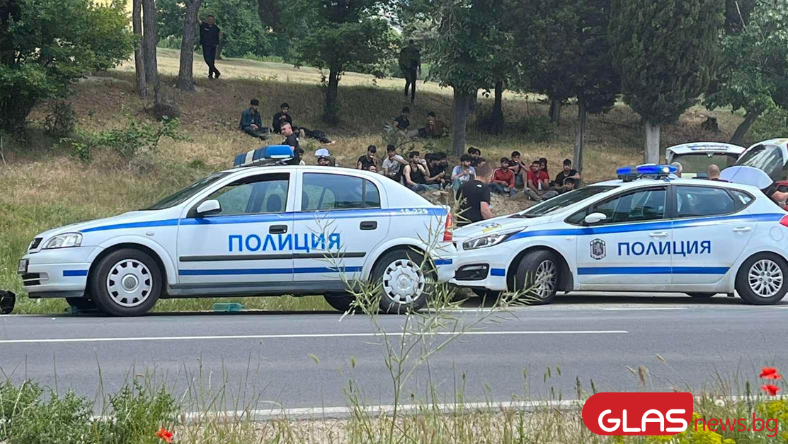 Гонка и блъсната патрулка: Заловиха 18 мигранти в Карловско