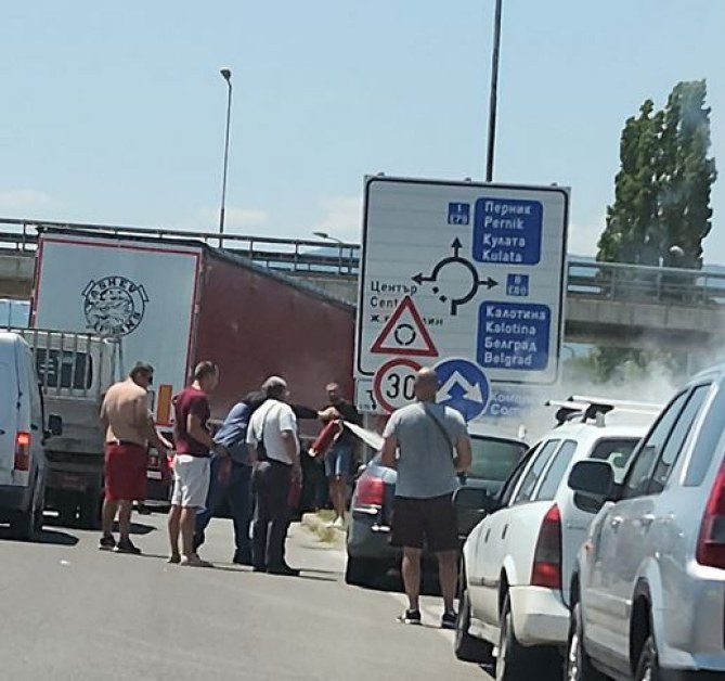 Кола избухна в пламъци на Околовръстното на София СНИМКИ