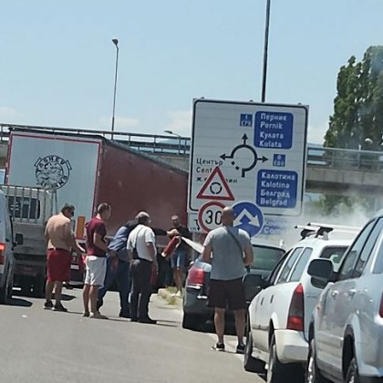 Кола избухна в пламъци на Околовръстното на София СНИМКИ