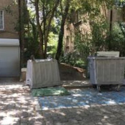 Истинска битка води неизвестен столичанин срещу казани за смет разположени