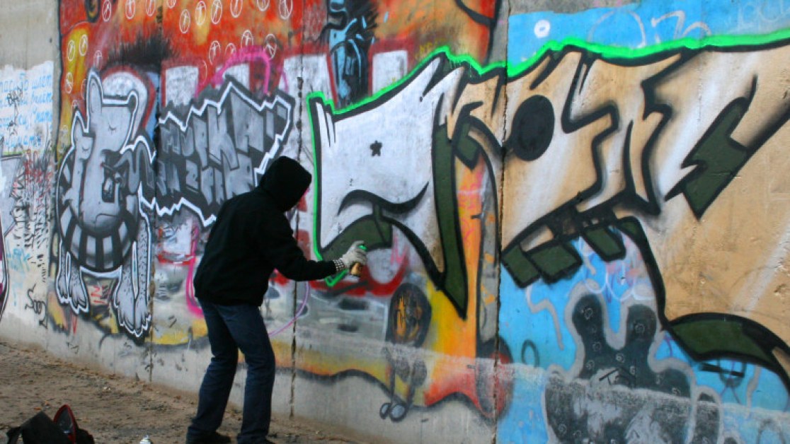 Хванаха младеж, драскал графити по общинска сграда в Пловдив