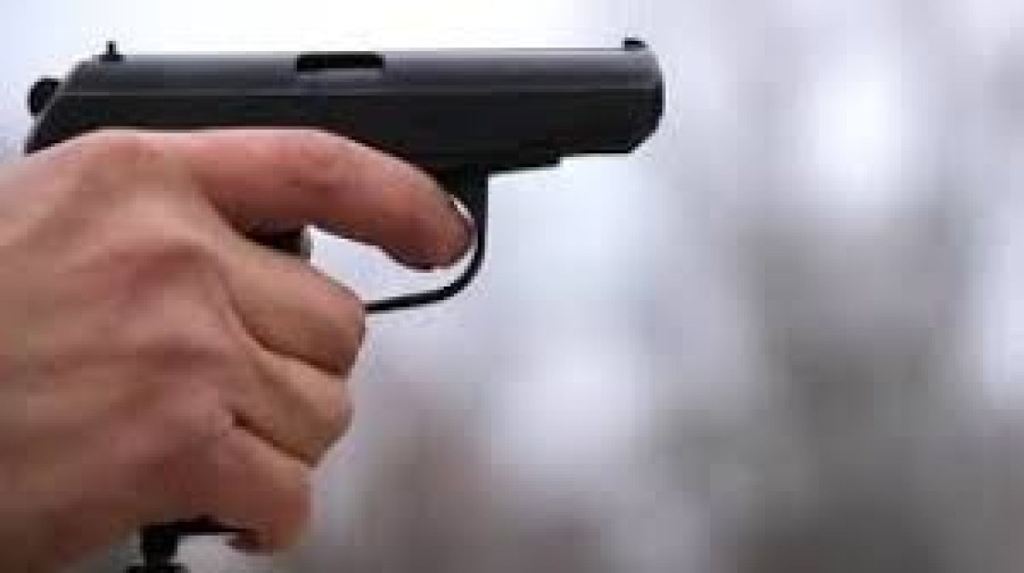 Мъж извади пистолет по време на среща с кредитни представители