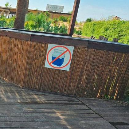 Нашенец плажуващ в Гърция сподели знак който забранява използването на