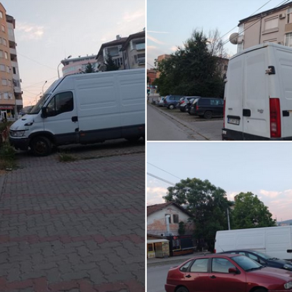 Шофьор на бус не оставя други опции на пешеходци във