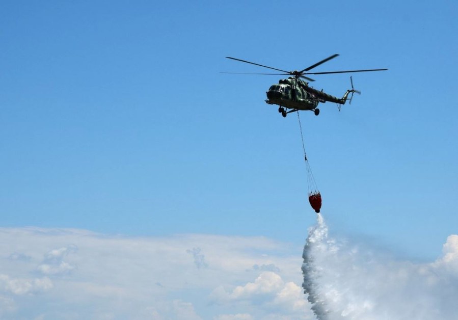 Два хеликоптера и военни се включиха в борбата с пожара в Средна гора СНИМКИ