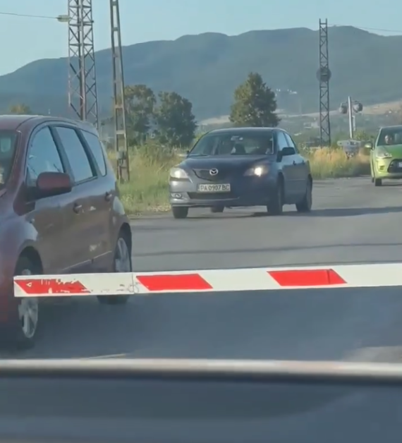 Шофьори пренебрегват спуснати бариери на жп прелез ВИДЕО