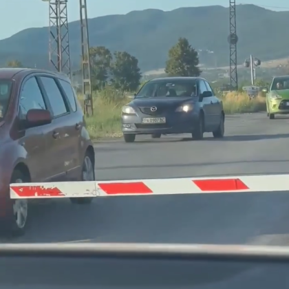 Шофьори пренебрегват спуснати бариери на жп прелез ВИДЕО