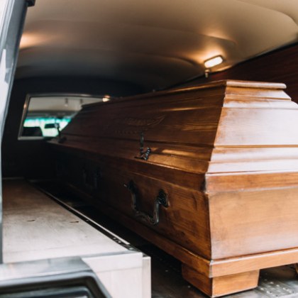 Семейството на 82 годишна жена която е обявена за мъртва в