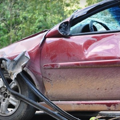 Жена е в тежко състояние след катастрофа между кола и