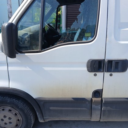 Кадри от жител на град Добрич показват счупени прозорци на микробуса