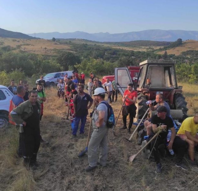 Пожарникари от Копривщица, Габрово и София се включиха в гасенето на огъня край Хисаря