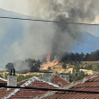 Голям пожар се вихри в град Баня* ВИДЕО+СНИМКИ
