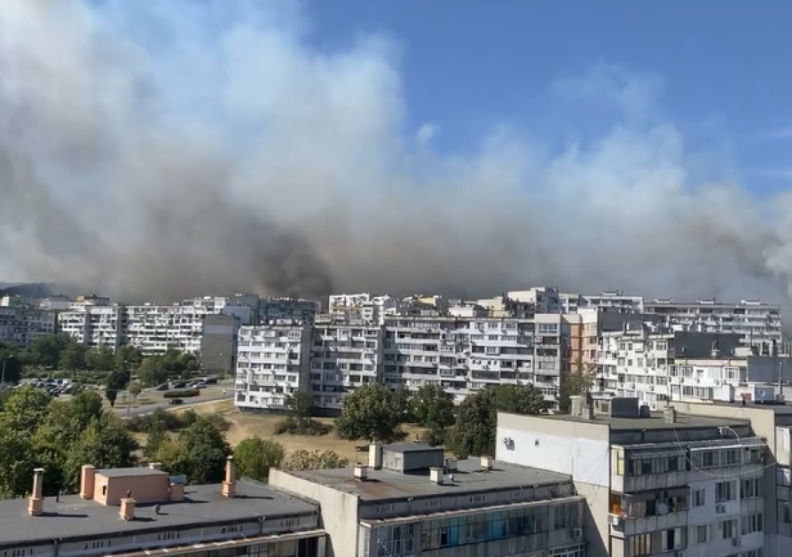 Бременна жена: Пожар гори до домовете ни, а мъжете пият бира