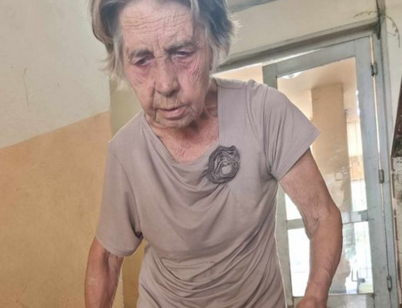 Оставена на произвола: Непознати прибраха баба Димка вкъщи, но докога така?