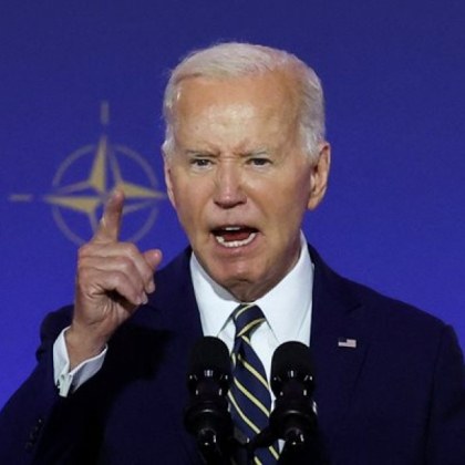 Американският президент Джо Байдън използва официалната обстановка в Овалния кабинет