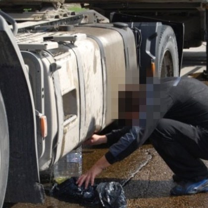 Туристи хванаха пиян тираджия преди границата, полицията го арестува