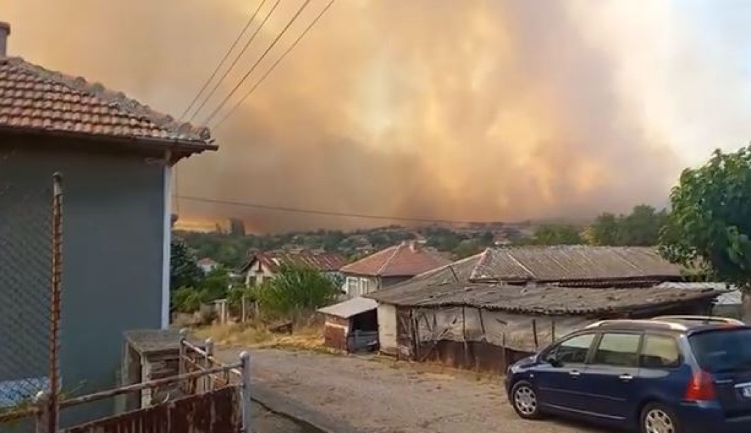 Пожарът в Свиленградско се разрасна, тръгна към Турция