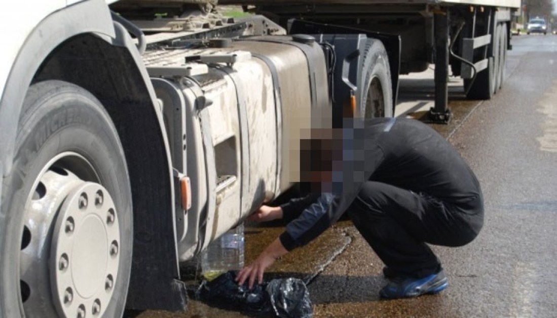 Туристи хванаха пиян тираджия преди границата, полицията го арестува