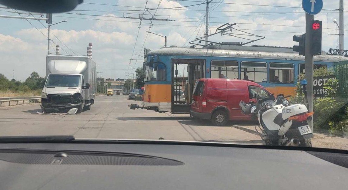 Инцидент с камион, кола и трамвай в София СНИМКИ