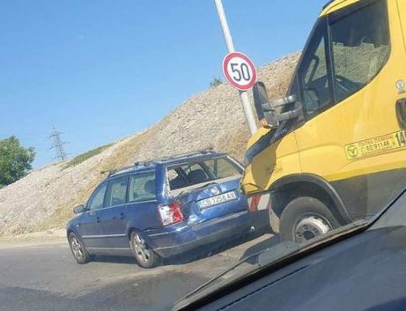Катастрофа между кола и товарен автомобил в София СНИМКА