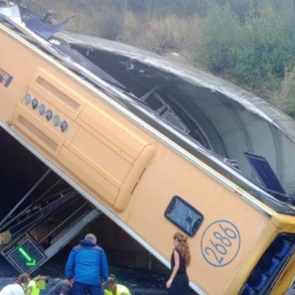 Тежка катастрофа в Италия Пътнически автобус буквално се е изправил на