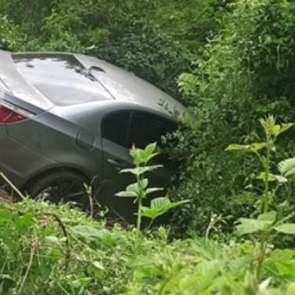БМВ излетя в дере в Пловдивско, пострадаха двама