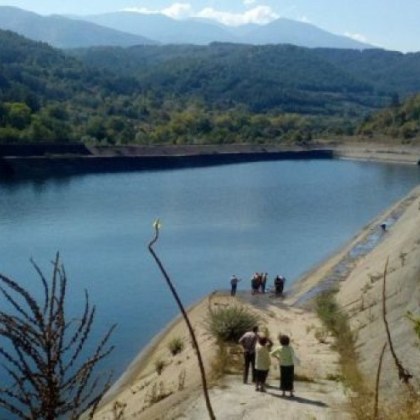 Дете влезе да поплува във водоем, удави се