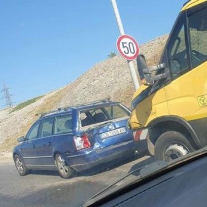 Катастрофа между кола и товарен автомобил в София СНИМКА