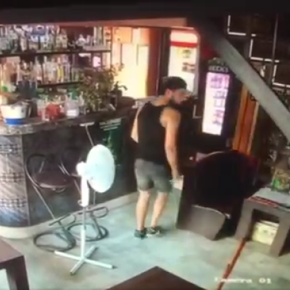 Видеоклип от камери за наблюдение показва как мъж безпроблемно влиза