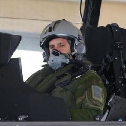 Президентът Румен Радев се връща в пилотската кабина Днес той