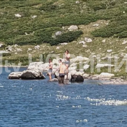 Група туристи влезе и се изкъпа в едно от Седемте