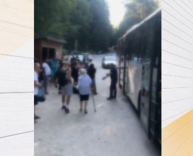 Очевидци твърдят, че тумба хора се нахвърлили на пътник в автобус ВИДЕО