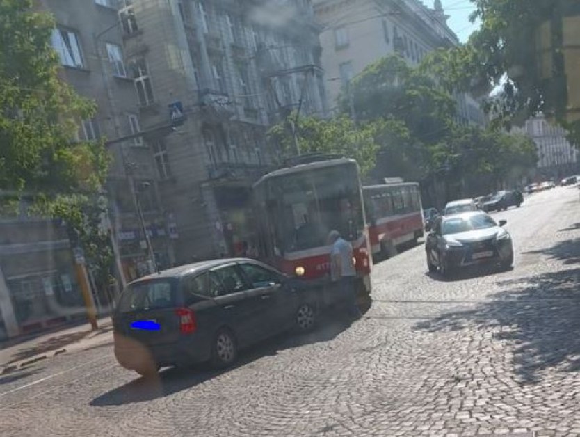 Кола и трамвай се сблъскаха в София СНИМКА