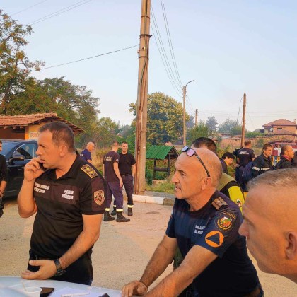 10 пожарни с екипи от цялата област доброволни сформирования десетки