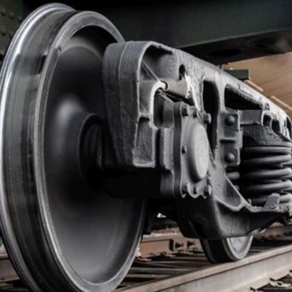 Товарен влак натоварен с пясък дерайлира в 20 45 ч тази