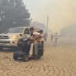 Къщи горят в ямболско село, хората бягат и търсят спасение СНИМКИ