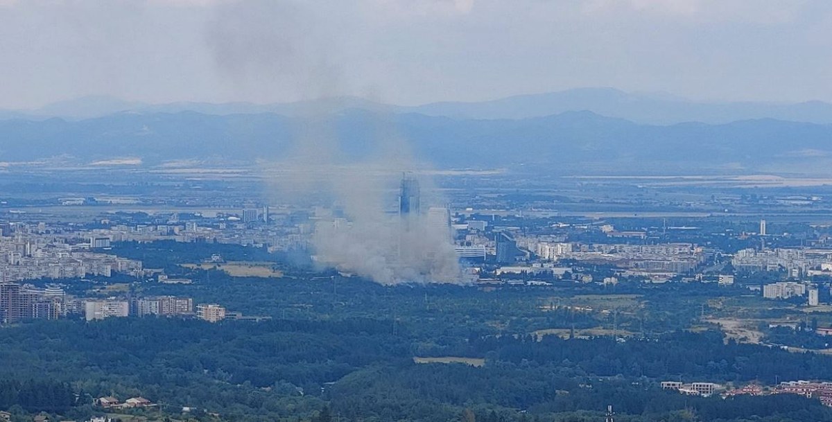 Избухна пожар в София! Облаци дим се издигат в небето СНИМКИ