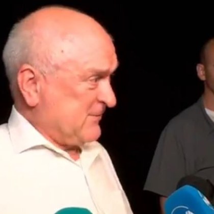 Премиерът Димитър Главчев пристигна в опожареното село Воден Огненото бедствие в