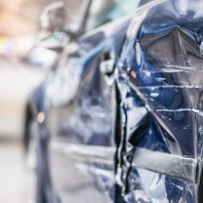 Шофьор се заби в двор на къща след гонка с