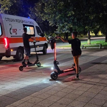 Кадър в социалните мрежи показва как деца стоят до автомобил