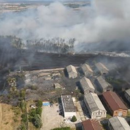 Голям пожар на метри от бензиностанция в Харманли На място