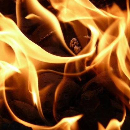 Осем български пожарникари с две пожарни коли помагат за гасенето