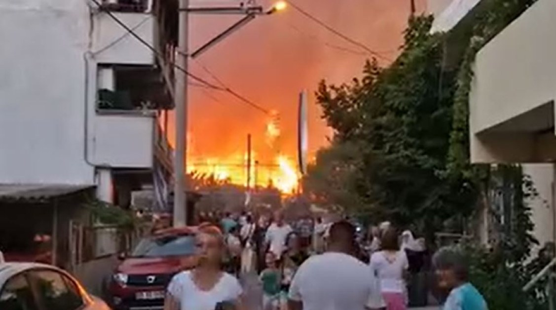 Голям пожар до летище в Измир