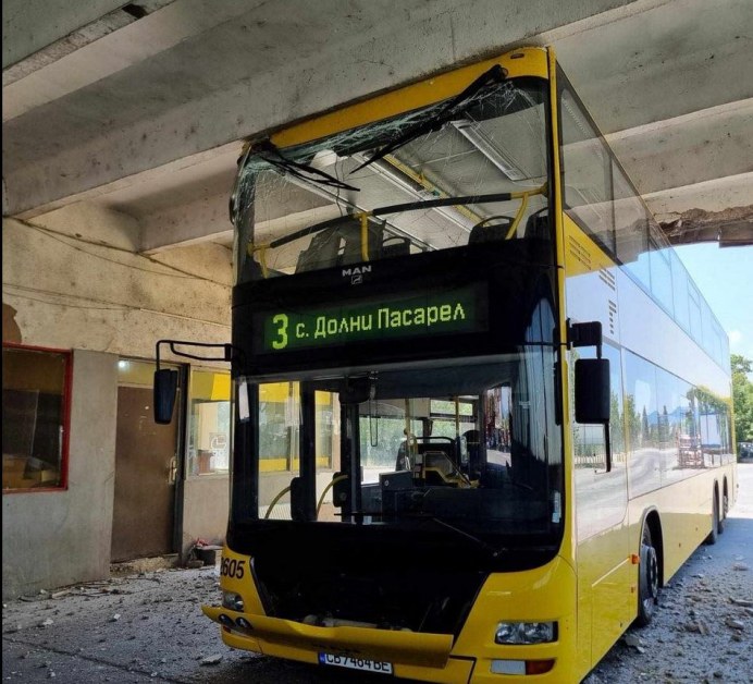 Инцидент с двуетажен автобус в София, има щети СНИМКИ