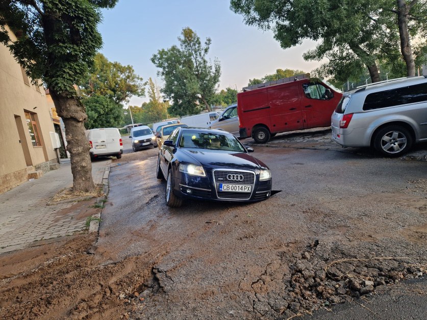 Кола пропадна на улица в София СНИМКИ