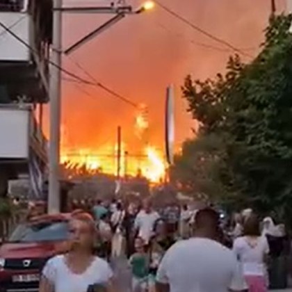 Голям горски пожар бушува в Измир Турция в четвъртък Турското