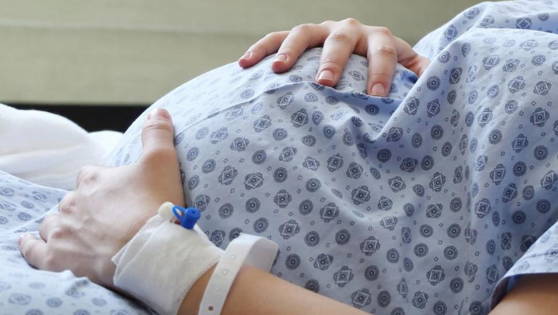 Родилка издъхна в болницата в Кърджали, борят се за живота на бебето ѝ