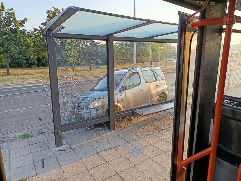Кола се заби в ограда до спирка в София СНИМКИ