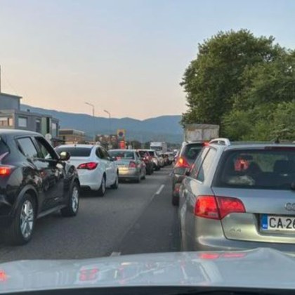 Близо 4 километра е колоната от автомобили и тирове на ГКПП Кулата Времето